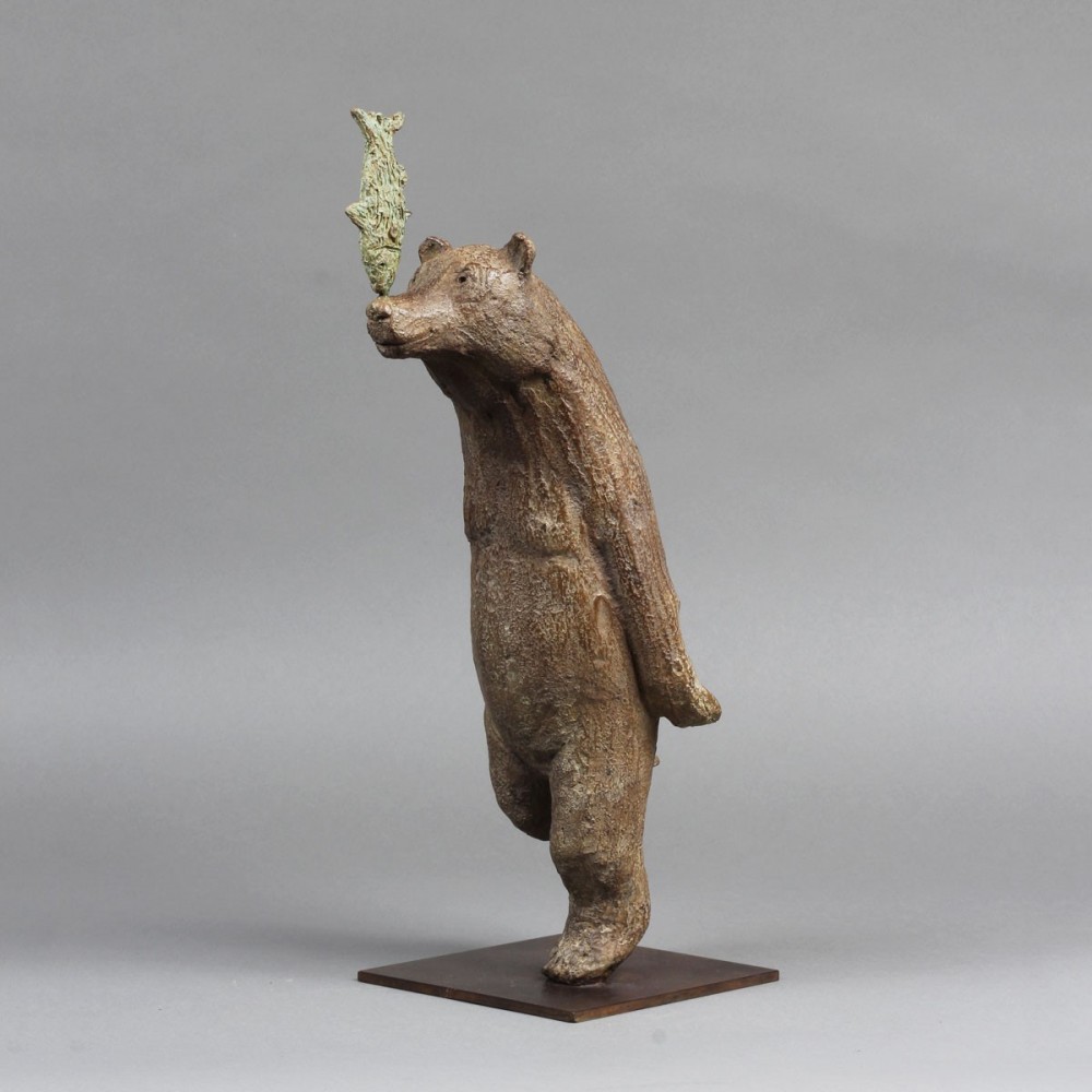 La Course au poisson, sculpture animalière bronze poisson et ours de Sophie Verger