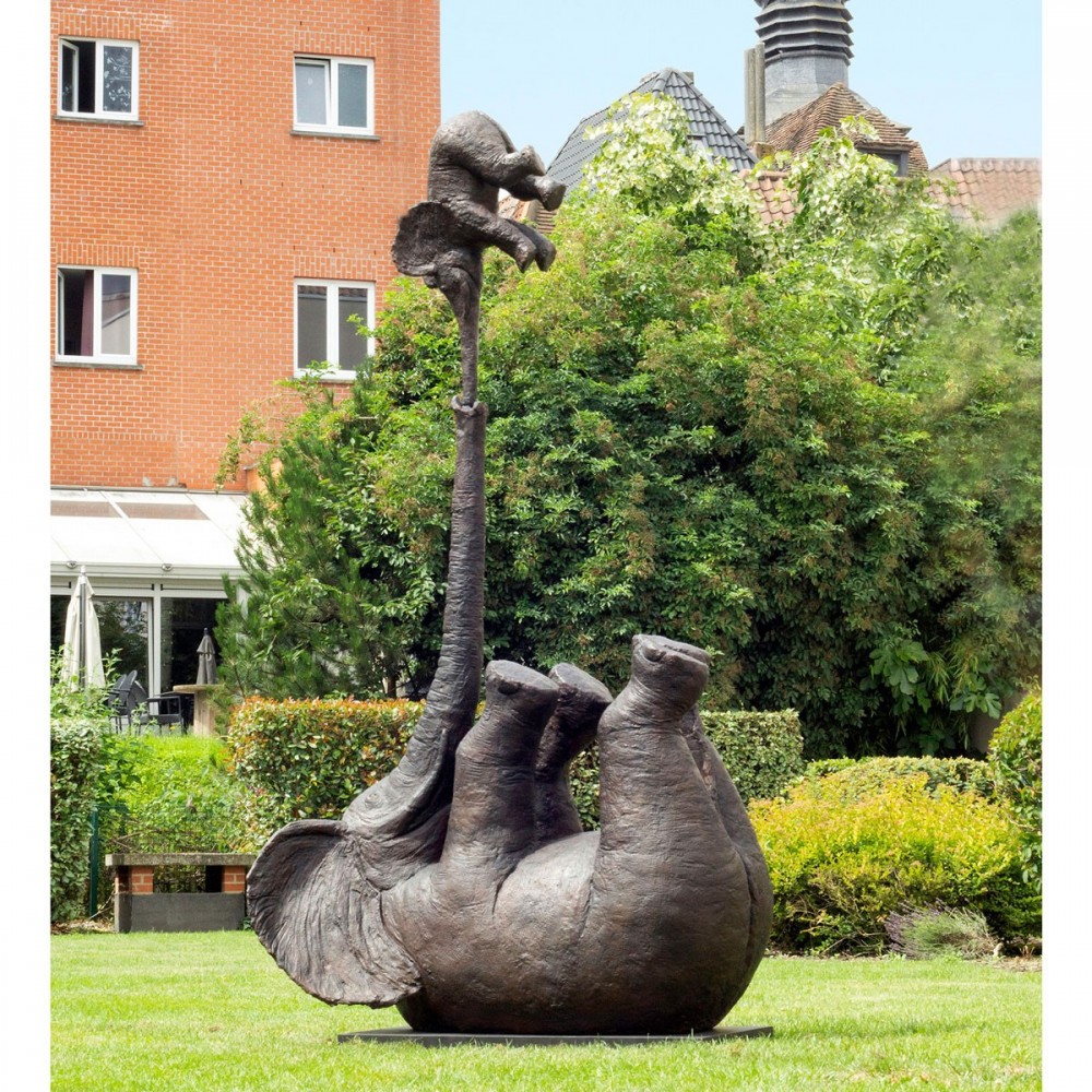Sculpture bronze Grands équilibristes dans le jardin de la banque CPH Bruxelles. Une statue animalière bronze éléphant