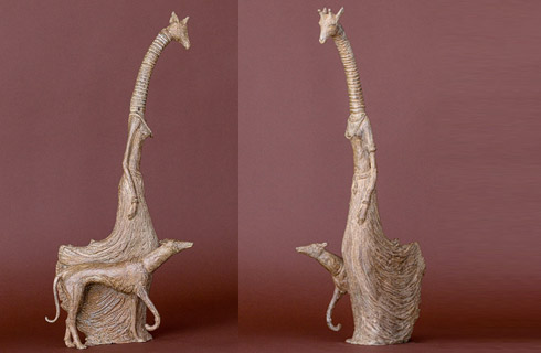 Sculpture bronze Girafe et son l&eacute;vrier  de Sophie Verger
