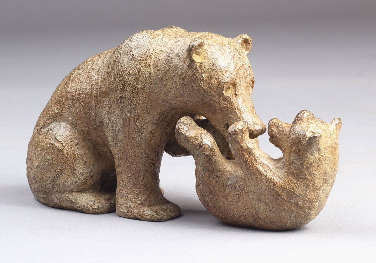 Sculpture bronze ours TICKLES, statue animalière ours de Sophie Verger