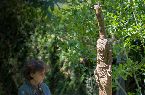 Sculpture monumentale bronze GIRAFE AUX BIJOUX de Sophie Verger